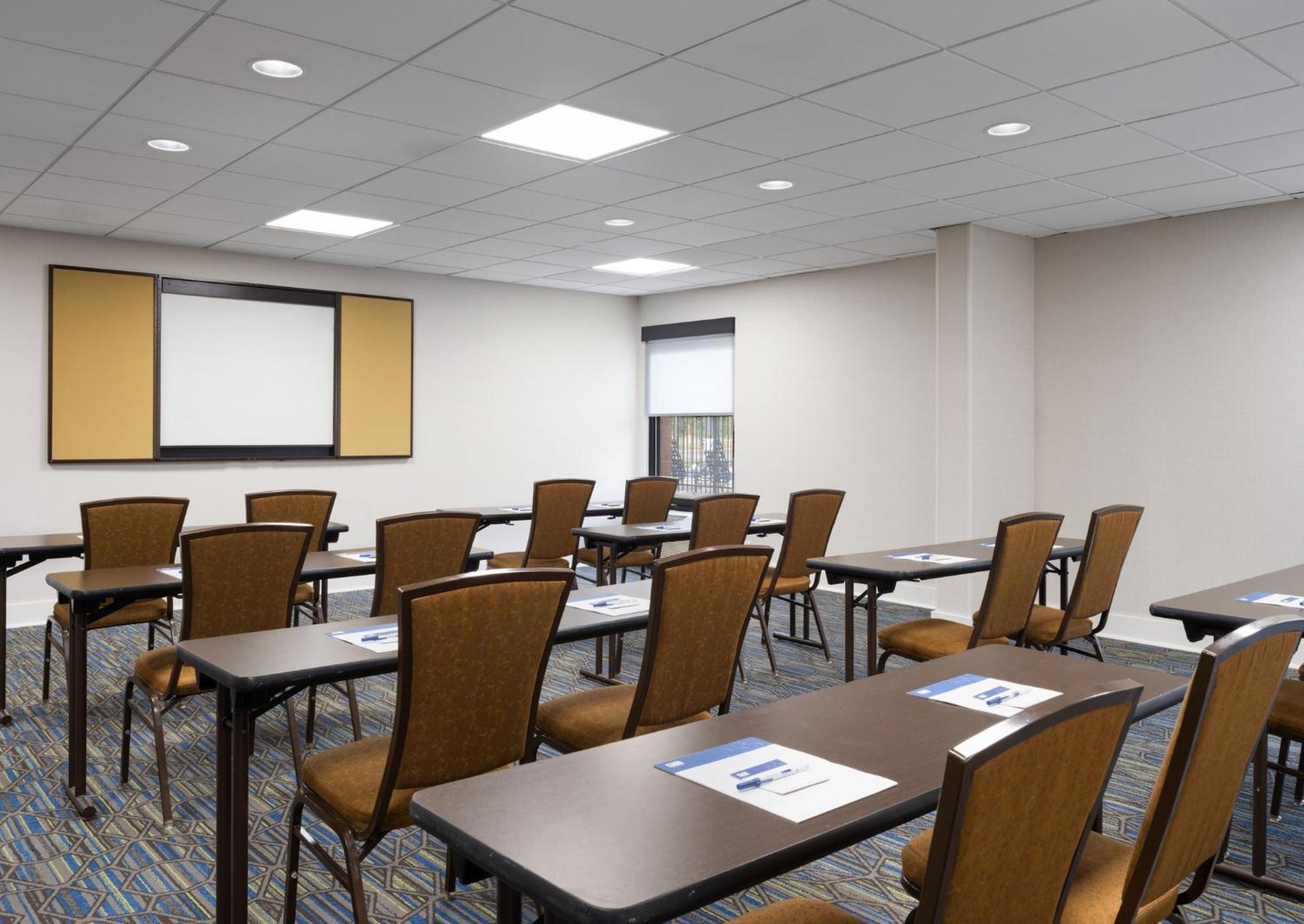 Holiday Inn Express Indianapolis Airport By Ihg Plainfield Zewnętrze zdjęcie